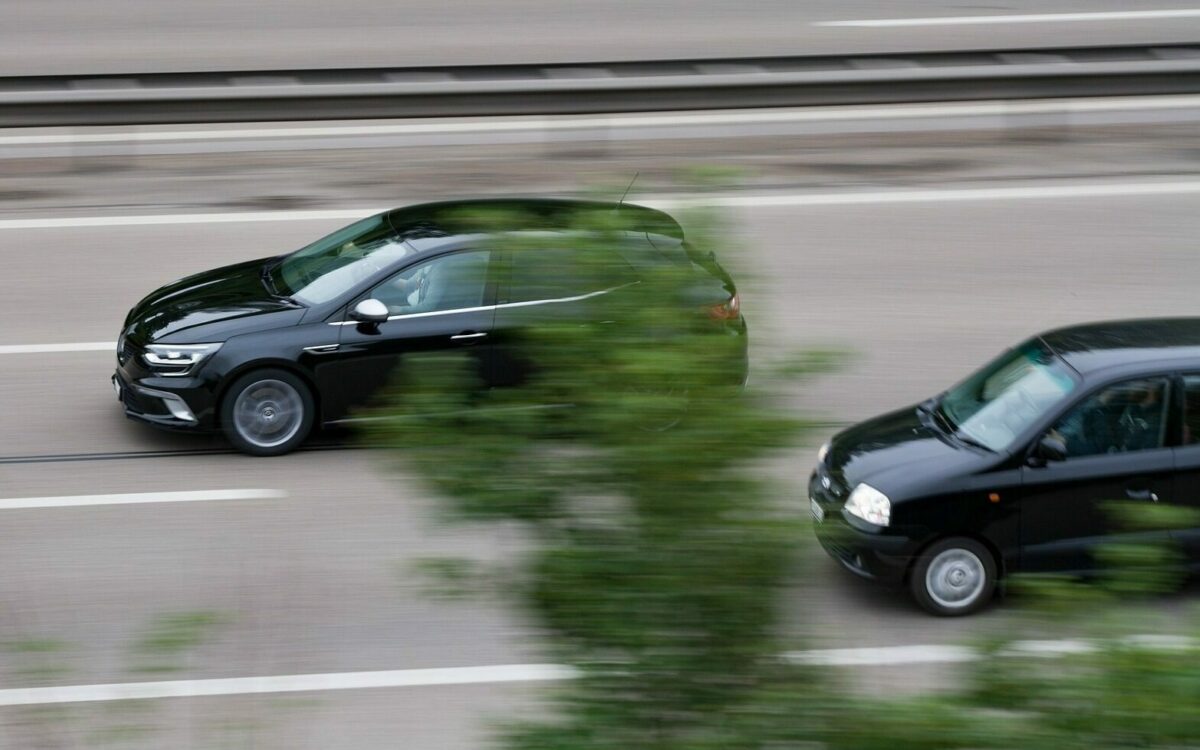 Ein Auto überholt auf der Autobahn Ein Auto überholt auf der Autobahn